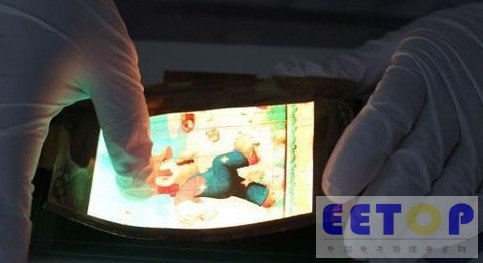 華南理工大學科研人員展示研制出的中國首塊柔性AMOLED顯示屏