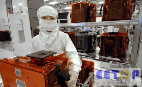 在這家位于臺灣臺南市的工廠中，一名工人表示，每個自動金屬箱的造價堪比一輛汽車。這家工廠的總建造成本高達170億美元。臺積電有好幾家像這樣的工廠。
