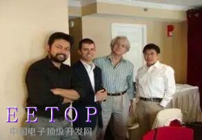 魏志義2007年在第一屆國際PW激光討論會上，與諾獎得主Gérard Mourou的合影，最右為魏志義，右二為Gérard Mourou