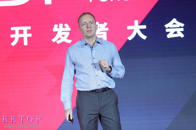 賽靈思產品及技術營銷高級總監Kirk Saban為大家帶來行業首款靈活應變的ACAP自適應計算加速平臺Versal，致力于為所有開發者、所有應用開啟快速創新新時代.JPG