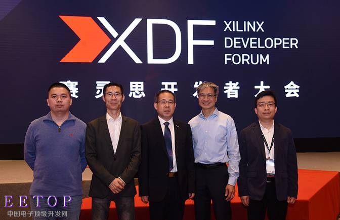 XDF大會合作伙伴合影：從左至右 阿里巴巴異構計算總監項午，阿里云FPGA研發總監 張振祥，浪潮集團總裁 李金，賽靈思CEO Vcitor Peng，華為FPGA加速云服務技術負責人 張小華.jpg