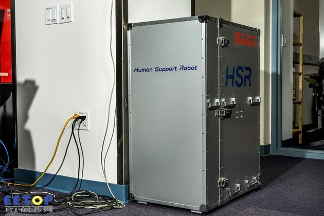 斯坦福大學AI實驗室內，裝豐田Human Support機器人的箱子