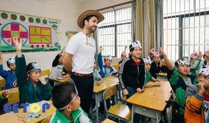 Amir為孩子們上了一趟有趣的英語課