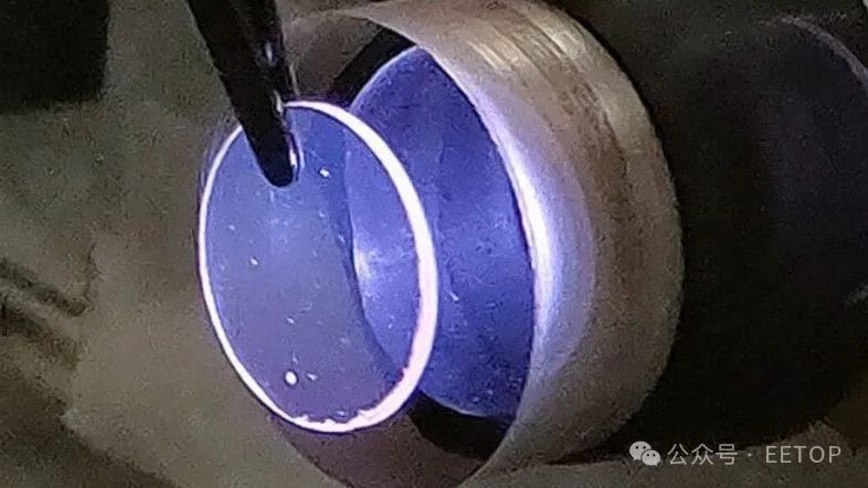 研究中使用的晶體之一，在紫外光下充電。